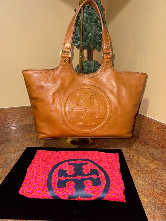 Tory Burch Handbags - Tory Burch Bombe Tote Tan with dust bag